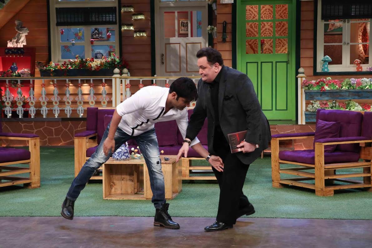 ऋषि कपूर अपनी पत्नि नीतू सिंह के साथ कपिल शर्मा शो पर पहुंचे। बॉलीवुड के ये जाने-माने एक्टर अपनी किताब खुल्लम-खुल्ला के प्रमोशन के लिए यहां पहुंचे।