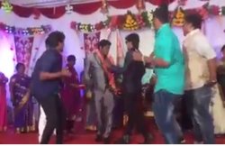 स्टेज पर दोस्तों के साथ दूल्हे के डांस का यह वीडियो जमकर मचा रहा धूम, अब तक 37 लाख लोगों ने देखा