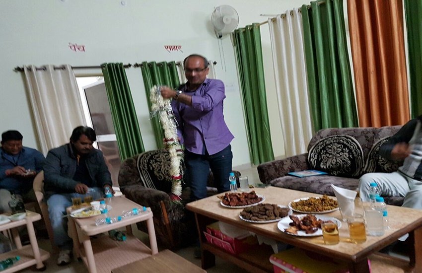 कलेक्टर के बर्थडे पार्टी की फोटो