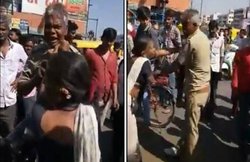 वीडियो: पुलिसवाले के भद्दे प्रस्ताव पर गुस्साई महिला, कॉलर पकड़कर सड़क पर लाई फिर जड़े थप्पड़