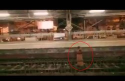 वायरल वीडियो: सामने से आ रही तेज रफ्तार ट्रेन के आगे खड़ी हो गई महिला, ड्राइवर ने ऐसे बचाई जान