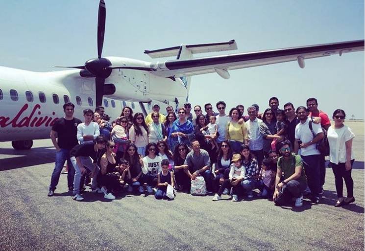 अर्पिता ने ये तस्वीर शेयर की जिसमें आहिल के पिता आयुष शर्मा, अरबाज खान, मलाइका अरोड़ा, बहन अलविरा खान, पिता सलीम खान, हेलन, सलमा खान के अलावा यूलिया वंतूर भी मौजूद हैं।