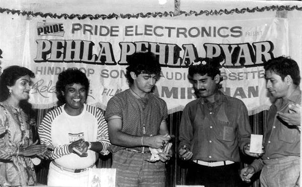 आमिर खान की पहली फीचर फिल्म केतन मेहता की एक डॉक्युमेंट्री फिल्म होली थी। यह फिल्म एफटीआईआई के स्टूडेंट्स ने बनाई थी। इस फिल्म के क्रेडिट्स में आमिर खान का नाम आमिर हुसैन खान लिखा गया था।