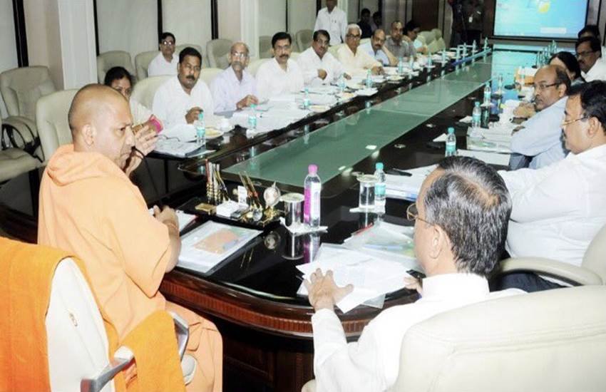 हाइलेवल मीटिंग की इस तस्वीर के सोशल मीडिया पर यूपी के सीएम आदित्य नाथ की आलोचना हो रही है। हाइलेवल मीटिंग की इस तस्वीर के सोशल मीडिया पर यूपी के सीएम आदित्य नाथ की आलोचना हो रही है।