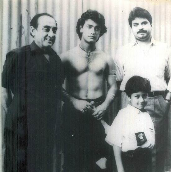 16 साल की उम्र में आमिर खान ने अपने दोस्त आदित्य भट्टाचार्य के साथ मिलकर एक साइलेंट फिल्म बनाई थी। इसका नाम पैरानोइआ था।