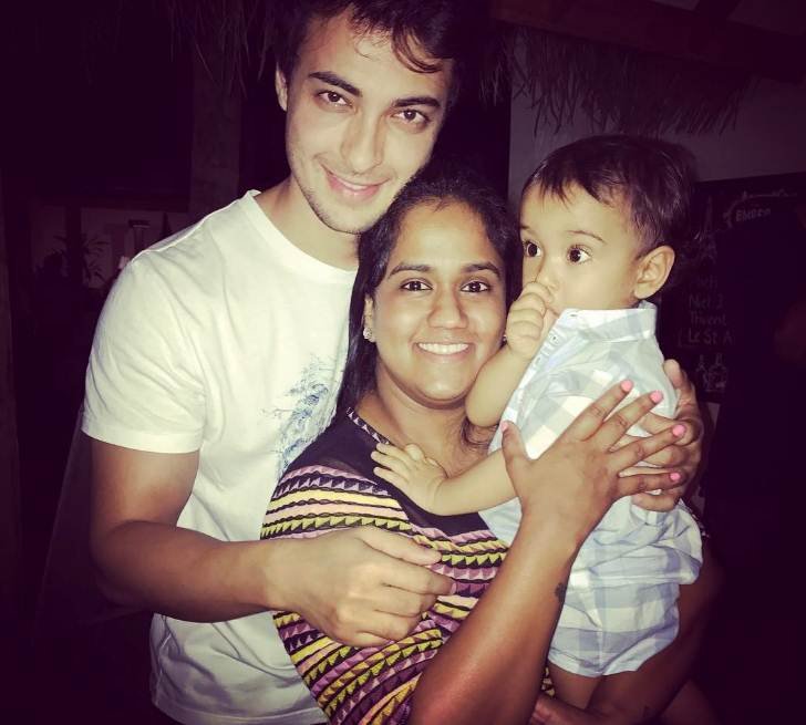 सलमान खान की बहन अर्पिता खान शर्मा ने 30 मार्च को अपने बेटे आहिल का पहला जन्मदिन मनाया। आहिल का पहला जन्मदिन मालदीव में मनाया गया जिसमें पूरे परिवार के साथ कुछ खास लोग शामिल हुए।