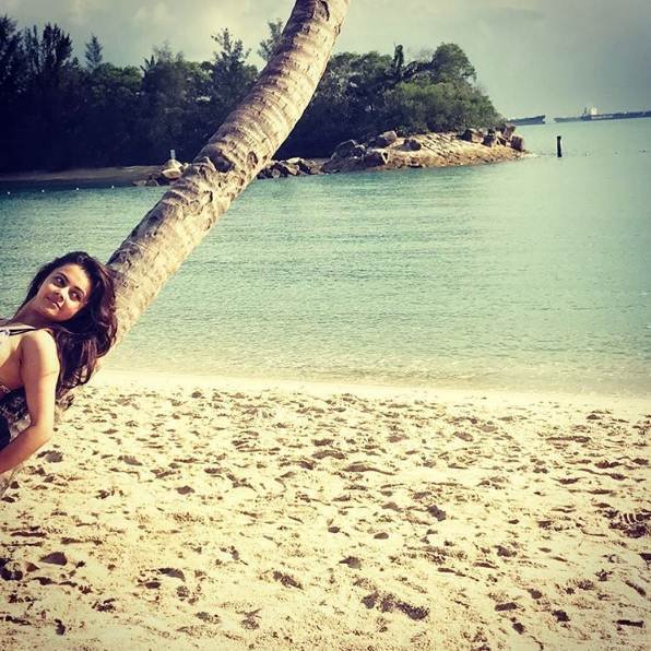 यहां के बीच पर मस्ती करते हुए पहली बार देवोलीना का हॉट अवतार दिखा।