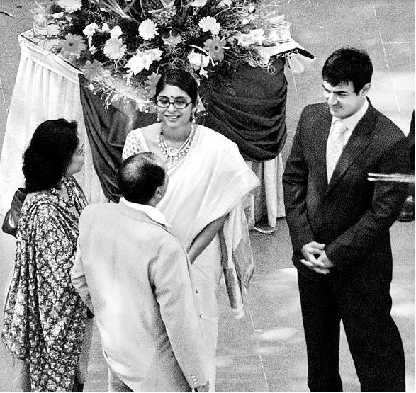 आमिर की पत्नी किरण राव की मानें तो आमिर खाने पीने में कुछ भी परहेज नहीं करते और उन्हें नहाना कुछ खास पसंद नहीं है।