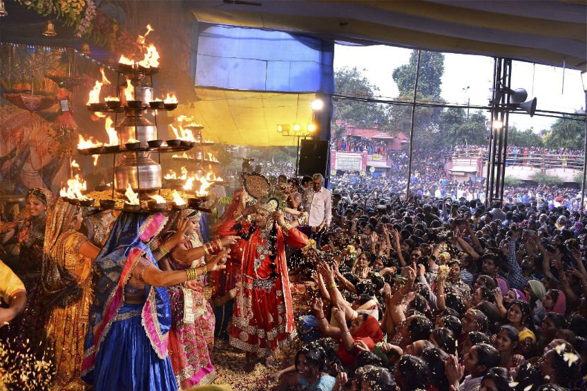 festival of colours, holi, mathura, Vrindavan, barsana, bihari ji, temple, famous temple, nitish kumar, varansi, patna, world women day, chief minister, bihar