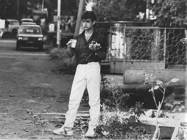 आमिर खान ने अवंतर नाम का एक थिएटर ज्वाइन किया था। इस ग्रुप में उन्होंने दो साल बैकस्टेज काम किया था। इसके बाद उन्होंने एक्टर बनने का फैसला किया।