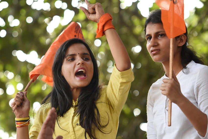 एबीवीपी की महिला कार्यकर्ता नारेबाजी करती हुईं। ( Photo Source: PTI)