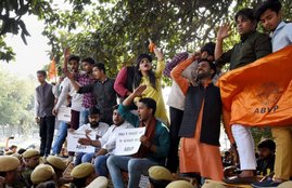 GurMehar Kaur, DU protets, Du protest live, ABVP Protest, ABVP protest delhi, ABVP protest against Delhi Police, DU protest delhi, GurMehar Kaur vs ABVP, GurMehar Kaur DU, GurMehar Kaur DU student, Ramjas college Ruckus, Ramjas College Video, Babita Phogat, Geeta phogat, Indian Soldier, Kargil Martyrs, Virender sehwag, गुरमेहर कौर, बबिता फोगाट, GurMehar Kaur Facebook, गीता फोगाट, GurMehar Kaur India, India