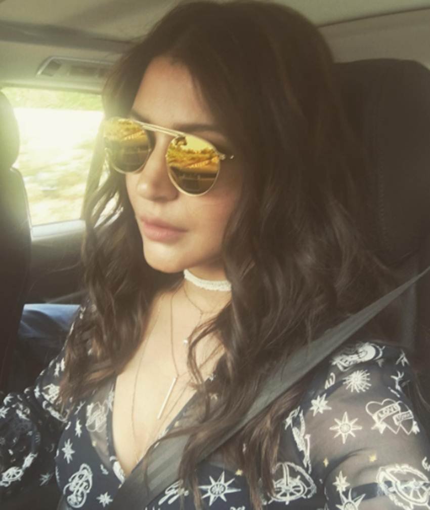 anushka sharma, anushka sharma sunglasses, anushka sharma fashion, anushka sharma accessory, anushka sharma polaroid, anushka sharma phillauri