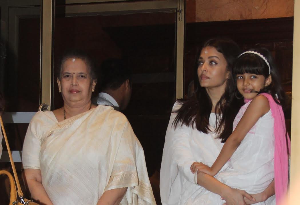 पिता के लिए प्रार्थना करने पहुंची ऐश्वर्या बेटी आराध्या को गोद में लिए हुए ।