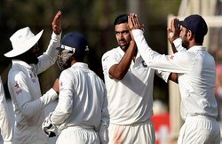 IND vs AUS: अश्विन ने की डेल स्टेन के रिकॉर्ड की बराबरी, विराट कोहली ने थपथपाई रविंद्र जडेजा की पीठ