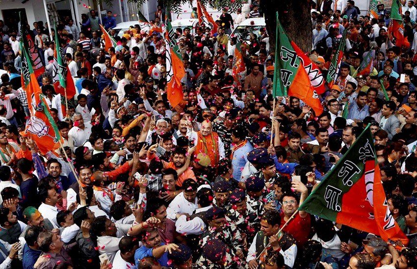 यूपी-उत्तराखंड में जीत का जश्न मनाते भाजपा कार्यकर्ता। ( Photo Source: PTI)