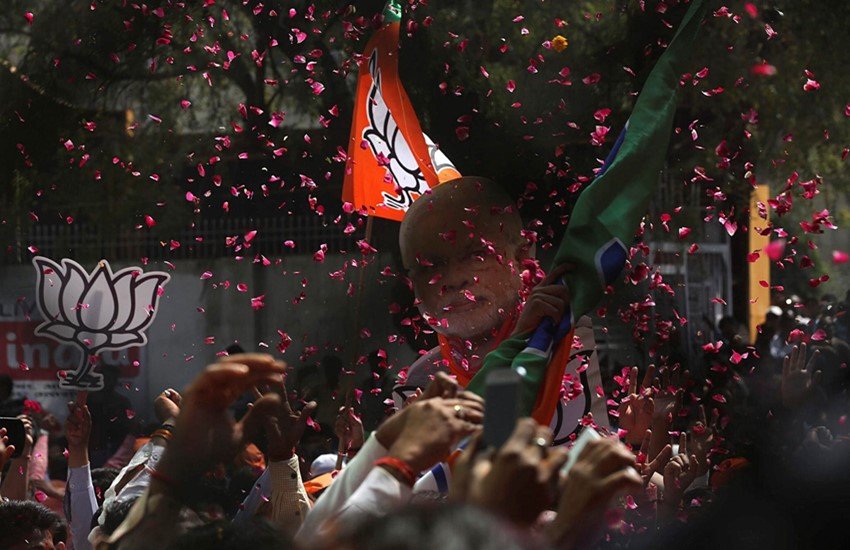 जीत के बाद लखनऊ में जश्न मनाते भाजपा कार्यकर्ता। ( Photo Source: PTI) जीत के बाद लखनऊ में जश्न मनाते भाजपा कार्यकर्ता। ( Photo Source: PTI)