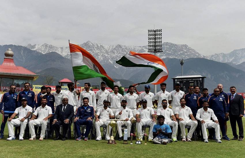 भारत ने आॅस्ट्रेलिया को धर्मशाला टेस्ट मैच में आठ विकेट से हराकर चार टेस्ट मैचों की बॉर्डर-गावस्कर ट्रॉफी पर 2-1 से कब्जा जाम लिया। धर्मशाला टेस्ट मैच के चौ​थे दिन ओपनर केएल राहुल ने इस टेस्ट सीरीज में अपना छठा अर्धशतक जड़ते हुए भारत को आॅस्ट्रेलिया पर लंच ब्रेक से आधे घंटे पहले ही आठ विकेट से जीत दिला दी। गौरतलब है कि आॅस्ट्रेलिया ने पुणे में खेले गए सीरीज के पहले मुकाबले में भारत को 377 रनों से पीटकर सीरीज में 1-0 की बढ़त हासिल कर ली ​थी। इसके बाद भारत ने बेंगलरू में खेले गए दूसरे मुकाबले में आॅस्ट्रेलिया को 75 रन से मात देकर सीरीज में बराबरी हासिल कर ली। रांची में खेला गया तीसरा मुकाबला ड्रा पर समाप्त हुआ था। धर्मशाला में भारत को जीतने के लिए 106 रनों का लक्ष्य मिला था जिसे उसने दो विकेट गंवाकर आसानी से हासिल कर लिया। आइए हम आपको इस टेस्ट सीरीज के पांच बेस्ट परफॉर्मर्स के बारे में बताते हैं....(Photo: BCCI)