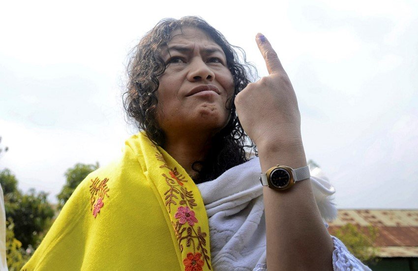 Manipur Chunav 2017: वोटिंग के बाद इंक का निशान दिखातीं इरोम शर्मिला। (Photo Source: AP)