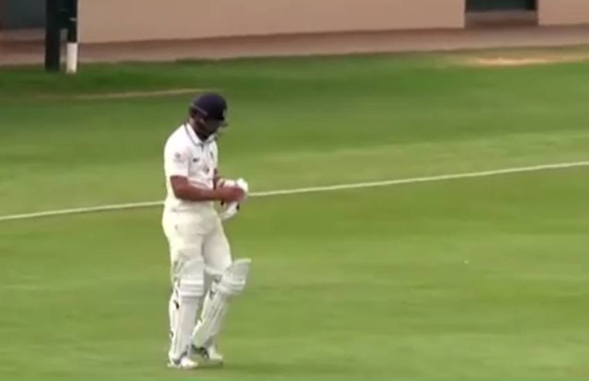 Sheffield Shield Trophy, Fawad Ahmed, Victoria Batman Fawad Ahmed, Fawad Ahmed Forget to Carry his Bat, Cricket News, Funny Incidents in Cricket, Funny Incidents at Cricket Field, Sports News, Cricket News, Cricket Australia, Leg Spinner Fawad Ahmed