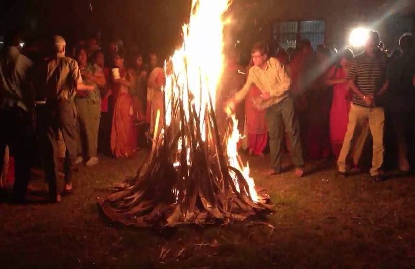 होली से एक दिन पहले होली की पूजा करते लोग। होली से एक दिन पहले होली की पूजा करते लोग।