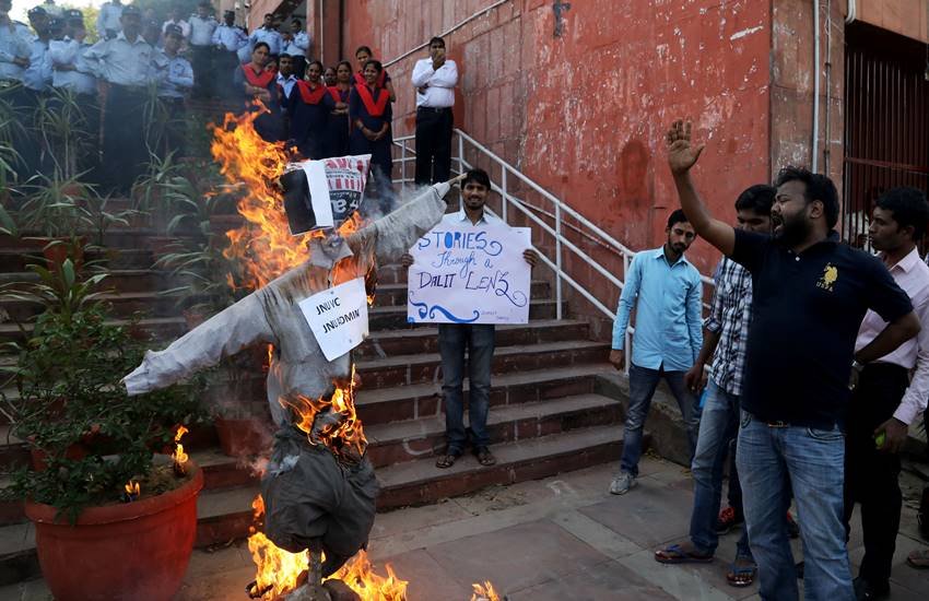 जेएनयू में सीटें घटाए जाने के विरोध में वीसी का पुतला फूंकते छात्र। (Express photo by Abhinav Saha)