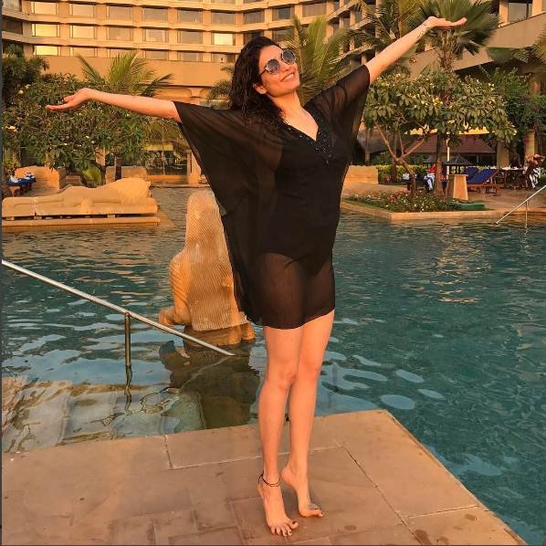 टीवी की चर्चित सेलेब करिश्मा तन्ना मस्ती के मूड में नजर आ रही हैं। पिछले हफ्ते वो अपने गर्ल गैंग के साथ रिलैक्स करने निकली थीं।