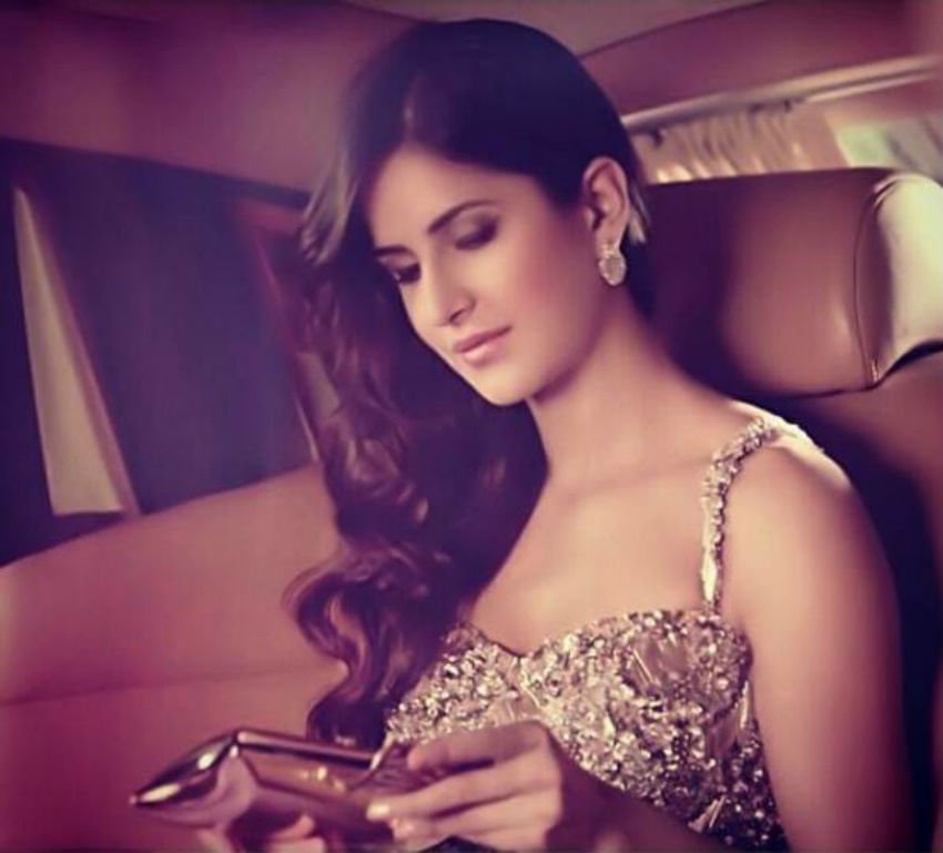 बॉलीवुड एक्ट्रेस कैटरीना कैफ की ये तस्वीर सोशल मीडिया पर छाई हुई है। कैटरीना ने यह तस्वीर 7 मार्च को अपने फेसबुक अकाउंट पर शेयर की थी।