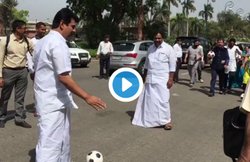 वीडियो: जब संसद के बाहर सांसदों ने खेली फुटबॉल, स्पीकर सुमित्रा महाजन ने भी मारी किक