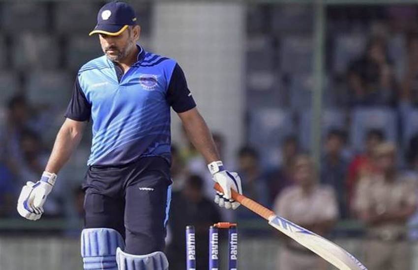 MS Dhoni, Vijay Hazare trophy, Vijay Hazare Trophy Semifinal, Jharkhand Lost Vijay Hazare Trophy Semi final, Bengla Beat Jharkhand in Vijay Hazare Trophy, Jharkhand vs Bengal, Feroz Shah Kotla Ground, MS Dhoni Loses his temper in Vijay Hazare Trophy Semi Final
