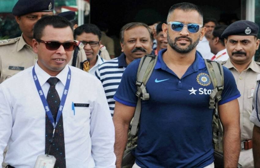 MS Dhoni, Jharkhand Cricket Team, MS Dhoni Mobile Phone Stolen, Jharkhand Team Kit Bag Stolen, Feroz Shah Kotla Cricket Stadium, Jharkhand vs Bengal Match, Vijay Hazare Trophy, Cricket News, Sports News