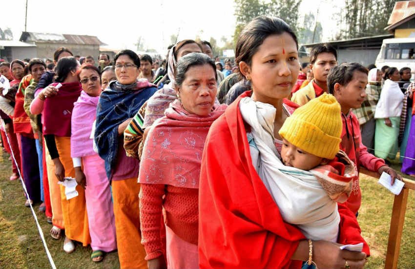 मणिपुर के थाऊबल विधानसभा क्षेत्र के एक मतदान केंद्र के बाहर अपना वोट देने के लिए कतार में खड़ी महिलाएं। (पीटीआई फोटो/8 मार्च, 2017)