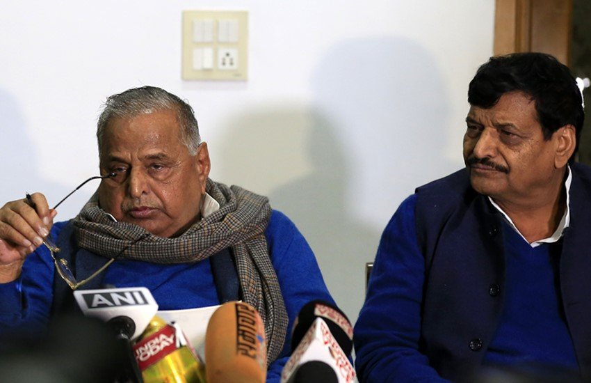 समाजवादी पार्टी के संस्थापक मुलायम सिंह यादव के साथ शिवपाल यादव। ( Photo Source: 