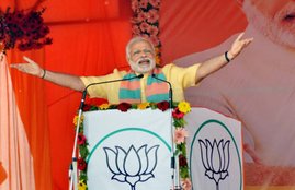 छावनी क्षेत्र की छह विधानसभा सीटों पर दिलचस्प मुकाबले की उम्मीद लखनऊ। उत्तर प्रदेश के छावनी क्षेत्रों में स्थित छह विधानसभा सीटों पर इस बार दिलचस्प मुकाबले की उम्मीद है। देश के छावनी क्षेत्रों में कुल 13 विधानसभा सीटें हैं, जिनमें से छह उत्तर प्रदेश में हैं और राजनीतिक दल इन सीटों पर जीत दर्ज करने को बेताब हैं। राजधानी लखनऊ के अलावा उत्तर प्रदेश के पांच अन्य जिलों में छावनी क्षेत्र की विधानसभा सीटें हैं। ये मेरठ, कानपुर, आगरा, बरेली और वाराणसी हैं। अगर 1991 से अब तक के चुनावी नतीजों की बात करें तो छावनी क्षेत्रों में भाजपा को लेकर मतदाताओं में ज्यादा उत्साह रहता है, लेकिन 2007 के विधानसभा चुनाव में बसपा सुप्रीमो मायावती की ओर से भाजपा को कड़े प्रतिरोध का सामना करना पड़ा था। मायावती की पार्टी ने आगरा और बरेली छावनी क्षेत्रों में अपनी उपस्थिति दर्ज करायी। शेष छावनी क्षेत्रों की विधानसभा सीटों पर भाजपा काबिज हुई। सीमांकन के बाद जब 2012 के विधानसभा चुनाव हुए तो भाजपा का गढ समझी जाने वाली लखनऊ छावनी सीट कांग्रेस की झोली में चली गयी। कांग्रेस की रीता बहुगुणा जोशी ने तीन बार के विधायक भाजपा के सुरेश चंद्र तिवारी को शिकस्त दी थी। आगरा छावनी सीट (अनुसूचित जाति) पर बसपा ने हैट्रिक लगायी जबकि बरेली छावनी में भाजपा पहली बार चुनाव जीती। मेरठ और वाराणसी छावनी क्षेत्रों में हालांकि भाजपा का दमदार प्रदर्शन जारी रहा और लगातार छठी बार उसने जीत दर्ज की जबकि कानपुर छावनी में वह पांचवी बार जीती। इस बार लखनऊ छावनी सीट काफी चर्चा में है, जहां से सपा संस्थापक मुलायम सिंह यादव की छोटी बहू अपर्णा यादव सपा की उम्मीदवार हैं जबकि वर्तमान विधायक रीता बहुगुणा जोशी कांग्रेस का दामन छोड़ इस बार यहां से भाजपा के टिकट पर प्रत्याशी हैं। वाराणसी छावनी विधानसभा सीट पर आठ मार्च को मतदान होना है। वर्तमान विधायक ज्योत्सना श्रीवास्तव के बेटे सौरभ श्रीवास्तव भाजपा के टिकट पर प्रत्याशी हैं। उनका मुकाबला भाकपा के अजय मुखर्जी, कांग्रेस के अनिल श्रीवास्तव और बसपा के रिजवान अहमद से है। बीस अन्य उम्मीदवार भी चुनाव मैदान में हैं। छावनी क्षेत्र की अन्य विधानसभा सीटों की बात करें तो उत्तराखंड में देहरादून छावनी, पंजाब में जालंधर छावनी, आंध्र प्रदेश में सिकंदराबाद छावनी (अनुसूचित जाति), हरियाणा में अंबाला छावनी, मध्य प्रदेश में जबलपुर छावनी, महाराष्ट्र में पुणे छावनी तथा दिल्ली छावनी हैं। सेना की मध्य कमान का मुख्यालय लखनऊ में 1862 में बना था। मेरठ छावनी को 1803 में ईस्ट इंडिया कंपनी ने बसाया था। आजादी की पहली लड़ाई 1857 में मेरठ छावनी के काली पलटन से शुरू हुई थी औरे वहां तैनात भारतीय सैनिकों ने बगावत की थी। आगरा छावनी 1805 में बसी थी जबकि बरेली, कानपुर और वाराणसी छावनियां 1811 में बसायी गईं।