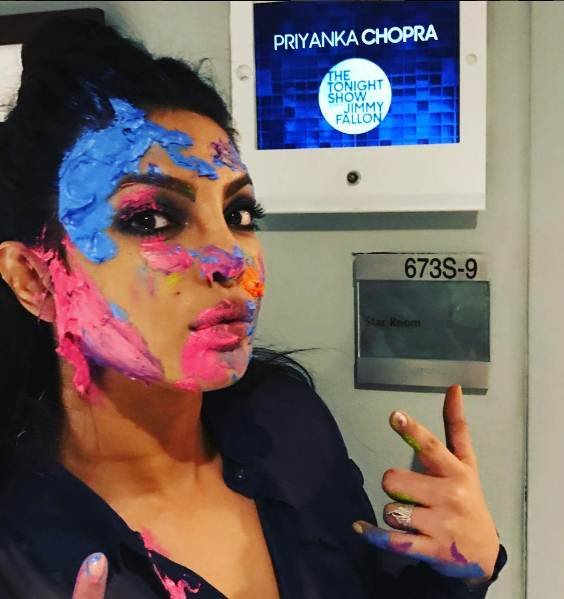 प्रियंका चोपड़ा ने अमेरिका में द टुनाइट शो में होस्ट जिमि फैलन के साथ होली मनाई।