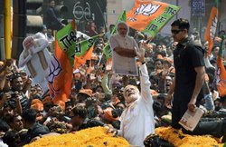 जब पीएम नरेंद्र मोदी के रोड शो में नजर आया अनजाना मेहमान, देखकर दंग रह गए सुरक्षाकर्मी