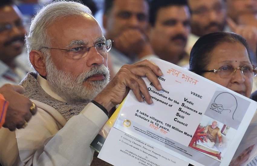 मंत्री ने कहा कि वो (पीएम मोदी) आया नहीं है। उसकी पिक्चर लगी है। इसलिए आज जूता मारा जाए।