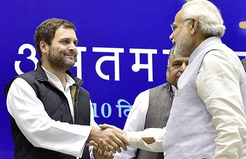 एक समारोह में कांग्रेस उपाध्यक्ष राहुल गांधी और पीएम मोदी हाथ मिलाते हुए । (Photo Source: PTI/File)