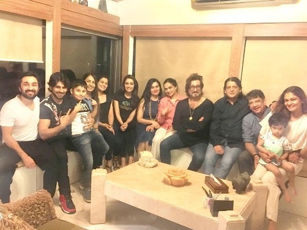 बॉम्बे टाइम्स की एक खबर की मानें तो बचपन में श्रद्धा अपने पैरेंट्स के बड़े-बड़े कपड़े पहन कर शीशे के आगे डांस किया करती थीं। यह तस्वीर श्रद्धा की प्री बर्थडे पार्टी की है। उन्होंने इंस्टाग्राम पर यह तस्वीर शेयर की थी।
