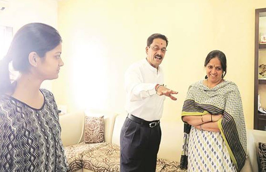 अपने परिवार के साथ सुरेंद्र वाघालकर।