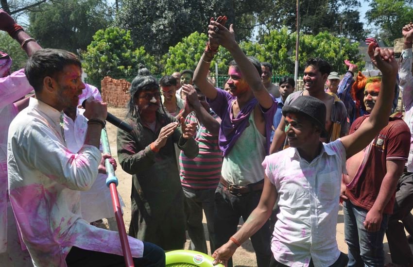 holi, holi celebration, holi 2017, Festival, holi Festival, lalu holi, lalu prashad yadav, बिहार, bihar, biahr health minister, बिहार के स्वास्थ्य मंत्री, होली, बिहार के मुख्यमंत्री, लालू प्रसाद यादव, बिहार के पूर्व मुख्यमंत्री, तेजप्रताप की फोटो, मुलायम सिंह यादव, मुख्‍यमंत्री अखिलेश यादव, मुख्‍यमंत्री अखिलेश यादव ने भी होली