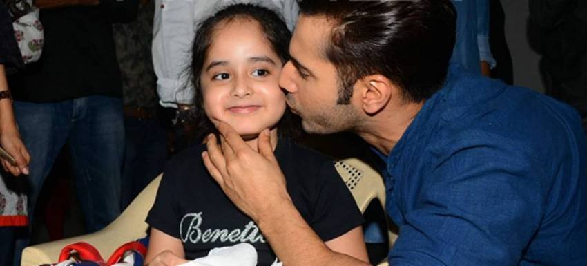 एक रिपोर्ट के मुताबिक, कुछ दिनों पहले वरुण ने नताशा के साथ चार दिन की छुट्टी के लिए जाने का फैसला किया था। हालांकि उन्हें व्यावसायिक रूप से शूट करने के लिए बैंकॉक में भी कहा गया था। (Source: Photo by Varinder Chawla)