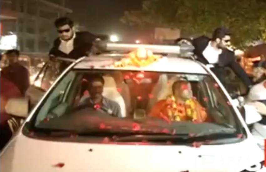 सीएम योगी आदित्यनाथ की वेशभूषा में लाल बत्ती गाड़ी में सवार शख्स। 