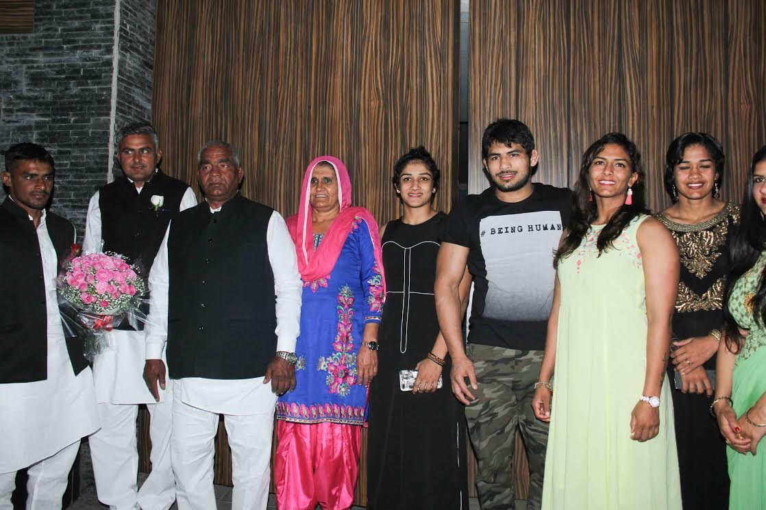 आमिर के बर्थडे के मौके पर महावीर सिंह फोगट का परिवार भी मौजूद था। बता दें कि दंगल फिल्म उन्हीं की जिंदगी पर बनी थी।