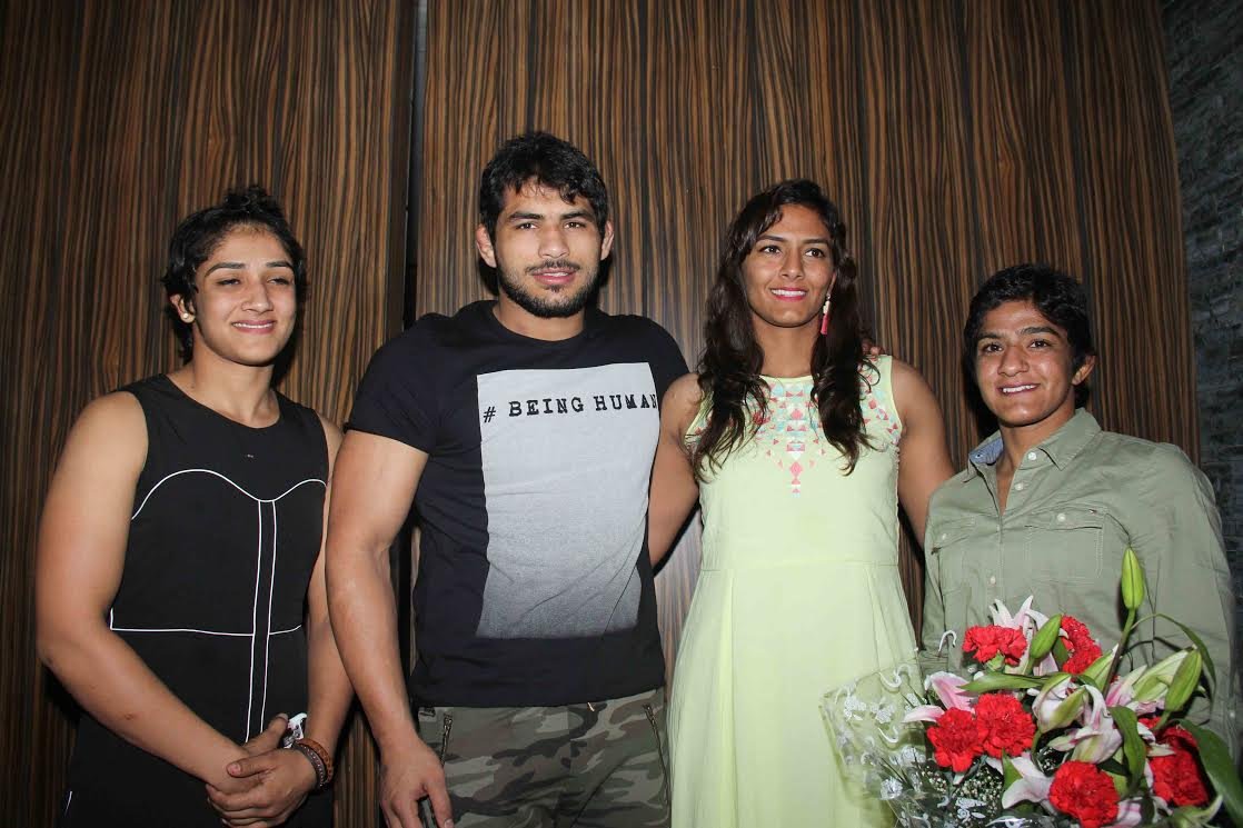 सुशील कुमार के साथ तस्वीरें क्लिक करवातीं गीता फोगट और उनकी बहनें।