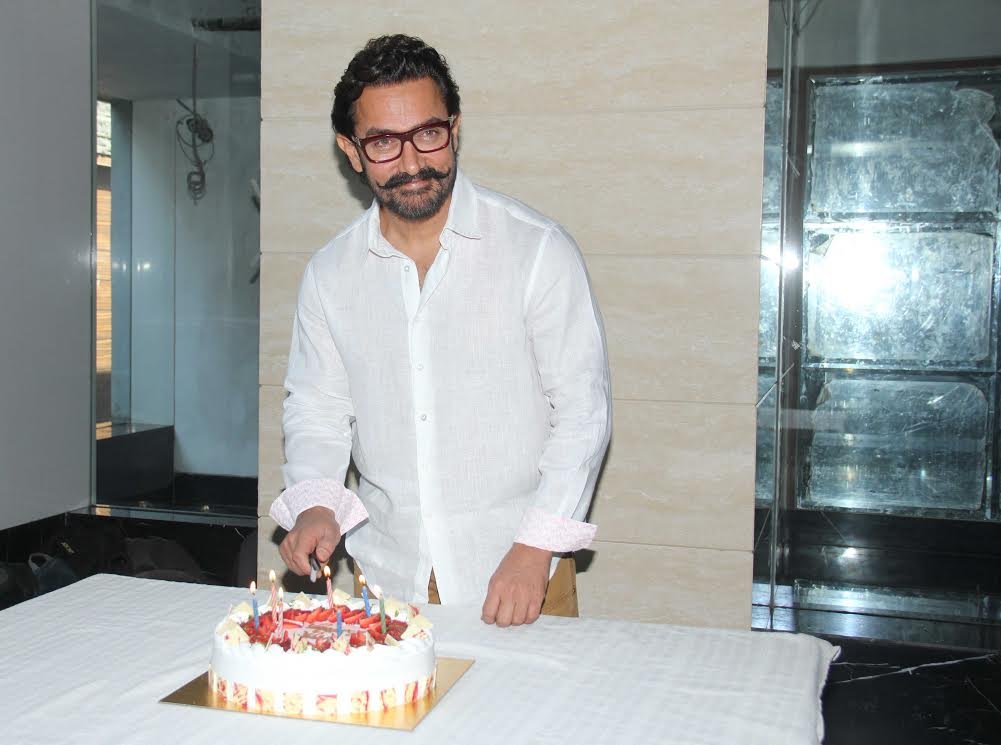 इस पार्टी से पहले आमिर ने मीडिया के साथ भी बर्थडे मनाया था।