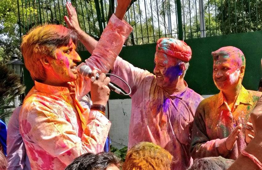 holi, holi celebrations, holi photos, holi pics, holi celebration photos, holi pictures, arvind kejriwal holi, govinda holi, shivraj singh chauhan holi, kailash kher holi, tejpratap yadav holi, mukhtar abbad naqvi holi, holi news