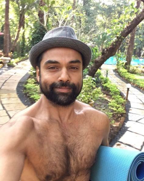 एक्टिंग और प्रोडक्शन के अलावा अभय समाजिक भलाई से जुड़े मुद्दों को भी सपोर्ट करते हैं और कई एनजीओ का हिस्सा हैं।