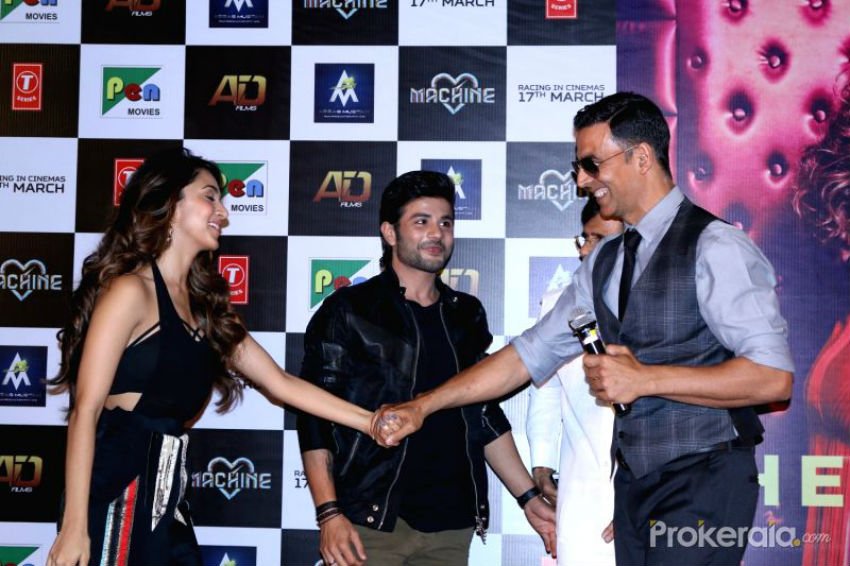Akshay Kumar, Akshay Kumar news, Akshay Kumar latest news, twinkle khanna, raveena tandon, machine film, machine film latest news, abbas mustan, cheez badi, tu cheez badi hai mast mast, mohra movie, Kiara Advani, Khiladi , Mustafa Burmawalla, machine movie news