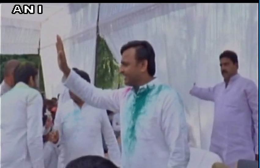 holi, holi celebrations, holi photos, holi pics, holi celebration photos, holi pictures, arvind kejriwal holi, govinda holi, shivraj singh chauhan holi, kailash kher holi, tejpratap yadav holi, mukhtar abbad naqvi holi, holi news